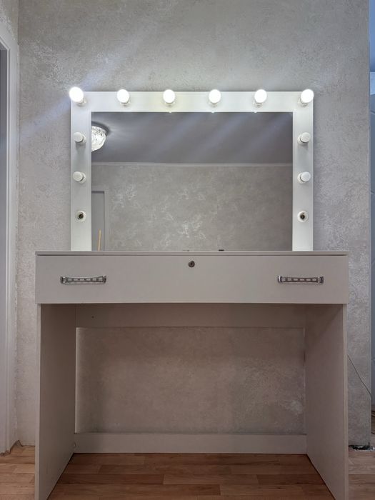 Косметический столик