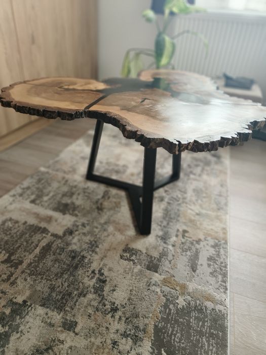 Măsuță de cafea din blat de nuc și rășină epoxidică