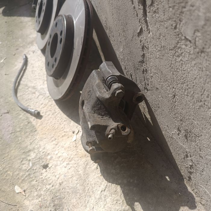 Суппорт тормозной диск и колодки в сборе на Мерседес 124