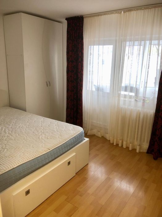 Vand apartament cu patru camere decomandat