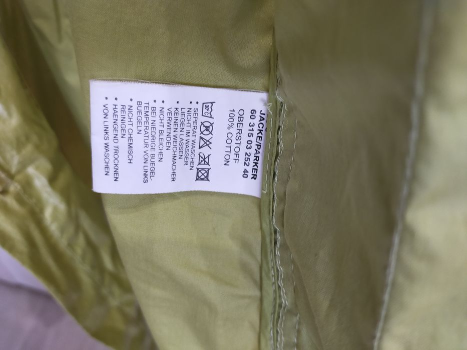 Продам курточку- ветровку для девочки