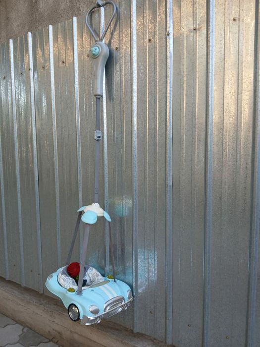 Качеля в виде машинки.