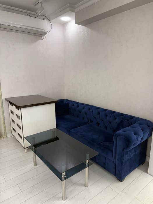 Продаю диван и кресло с магазина мужской одежды