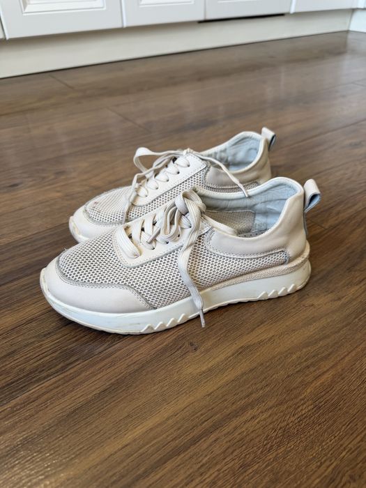 Продам кроссовки повседневные