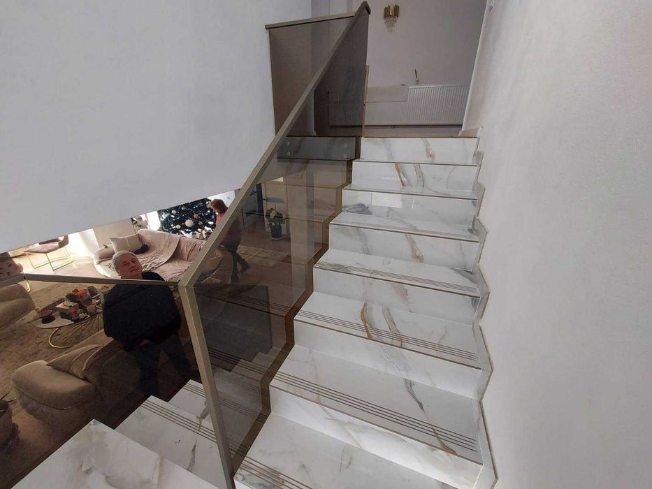 balustrada din sticla securizata prinsa in conectori