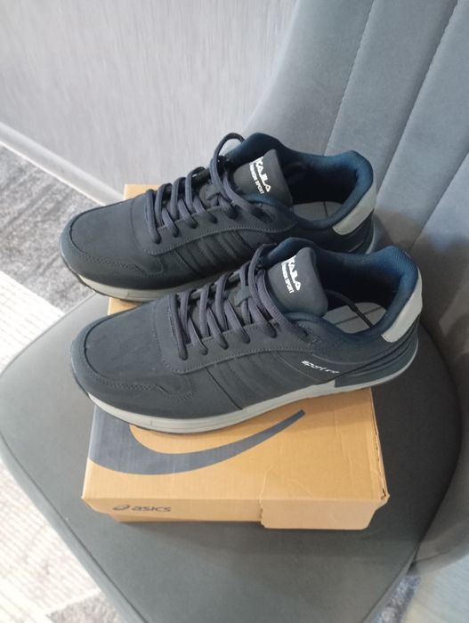 Продам мужские кроссовки