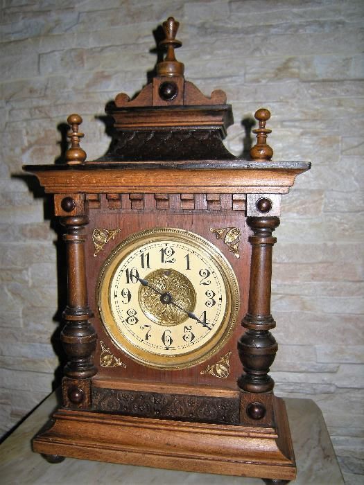 старинен настолен часовник с латерна