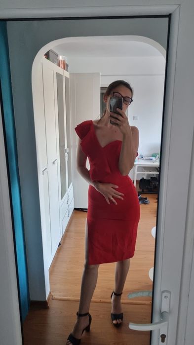 Rochie roșie   .