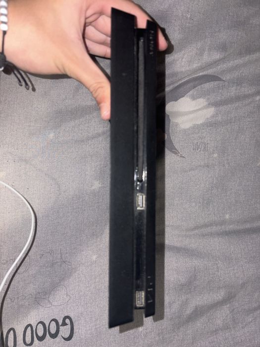 Ps 4 Slim 1 TB няма Джоистик