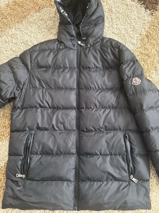 Geaca Moncler.