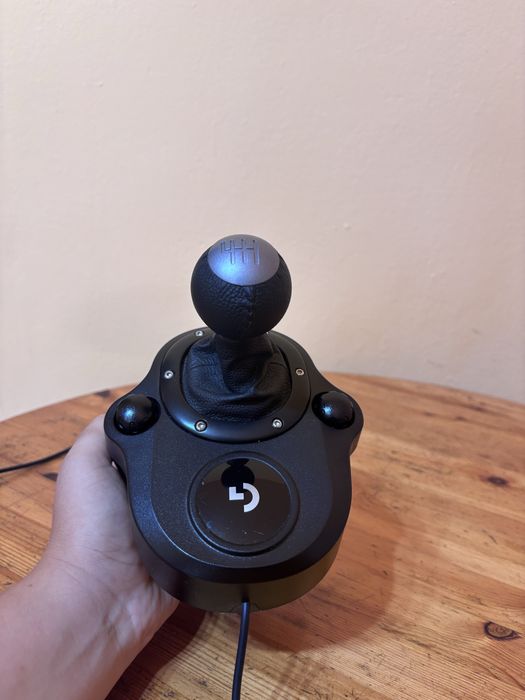 Vând volan loghitech G29