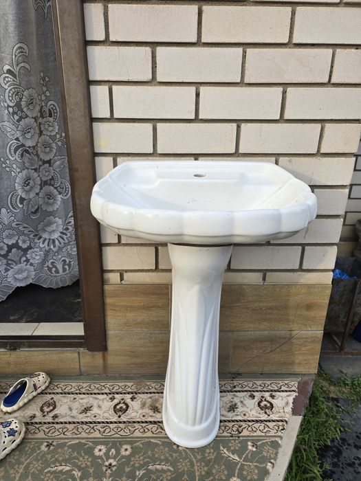 Продам раковину с пьедесталом