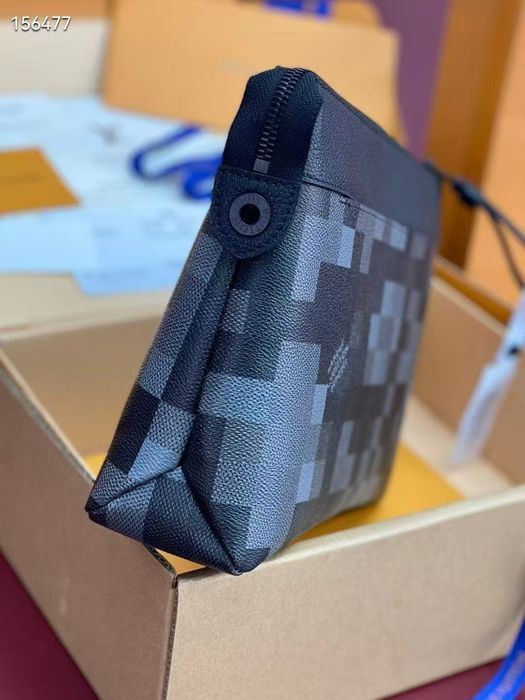 Чанта Louis Vuitton Takeoff Pouch