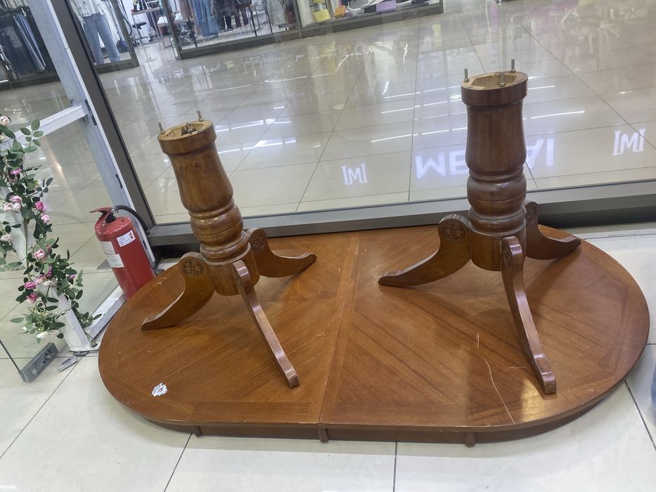 Стол с двумя ножками