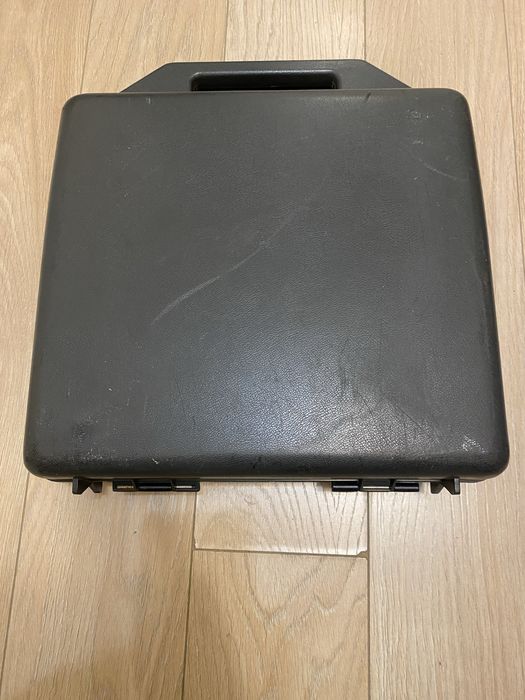 Практичен пластмасов куфар за различни предмети и аксесоари