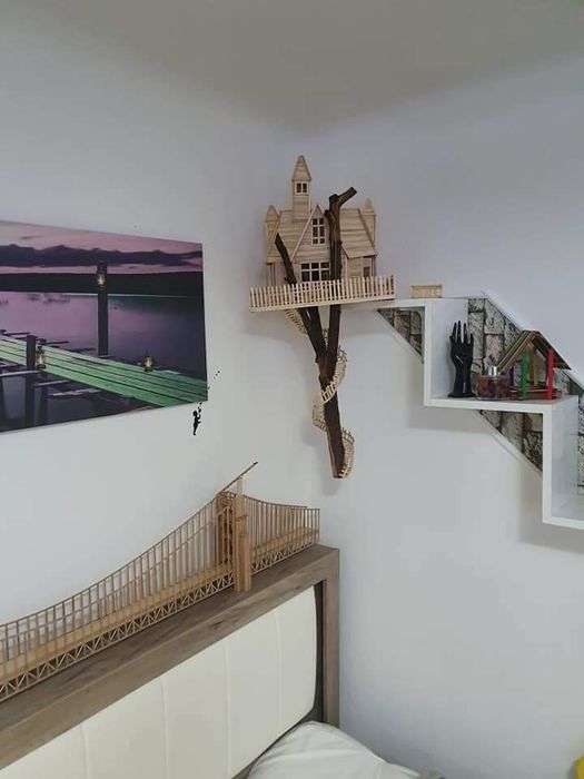 Casuta din copac ,  creata  pe o craca de pom .