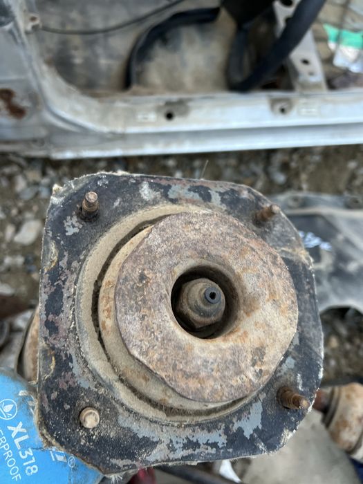 стойке передный амортизатор от Мазда 626 старушка