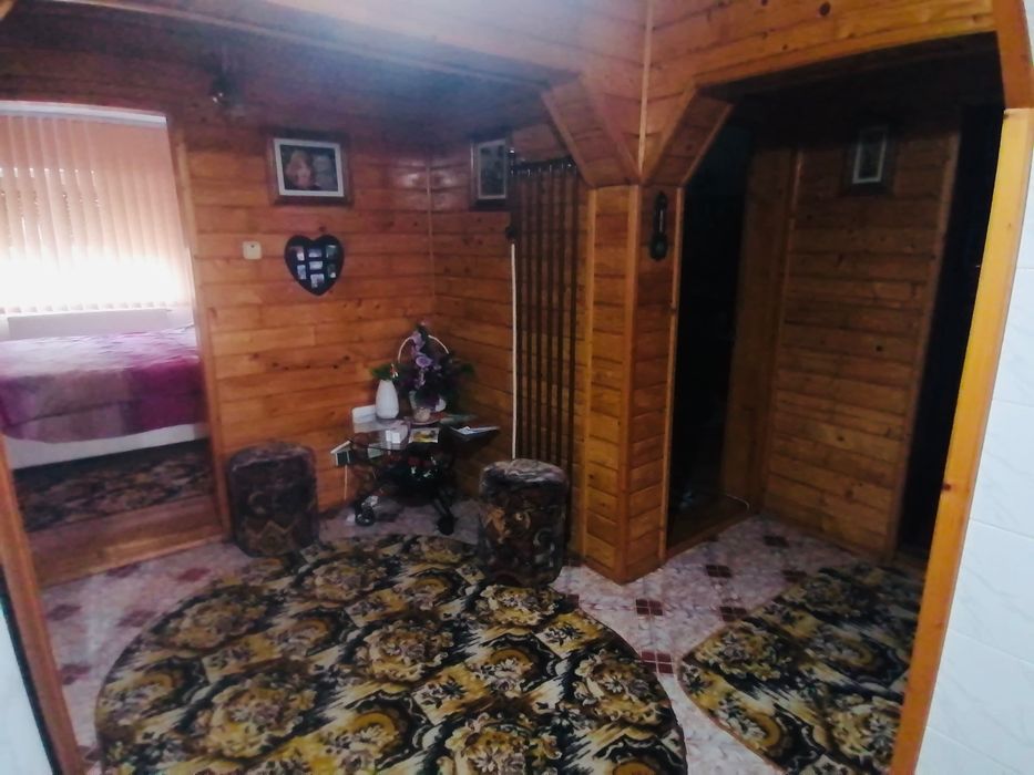Vând apartament 3 camere oras Siret