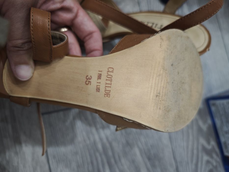 Продаются босоножки