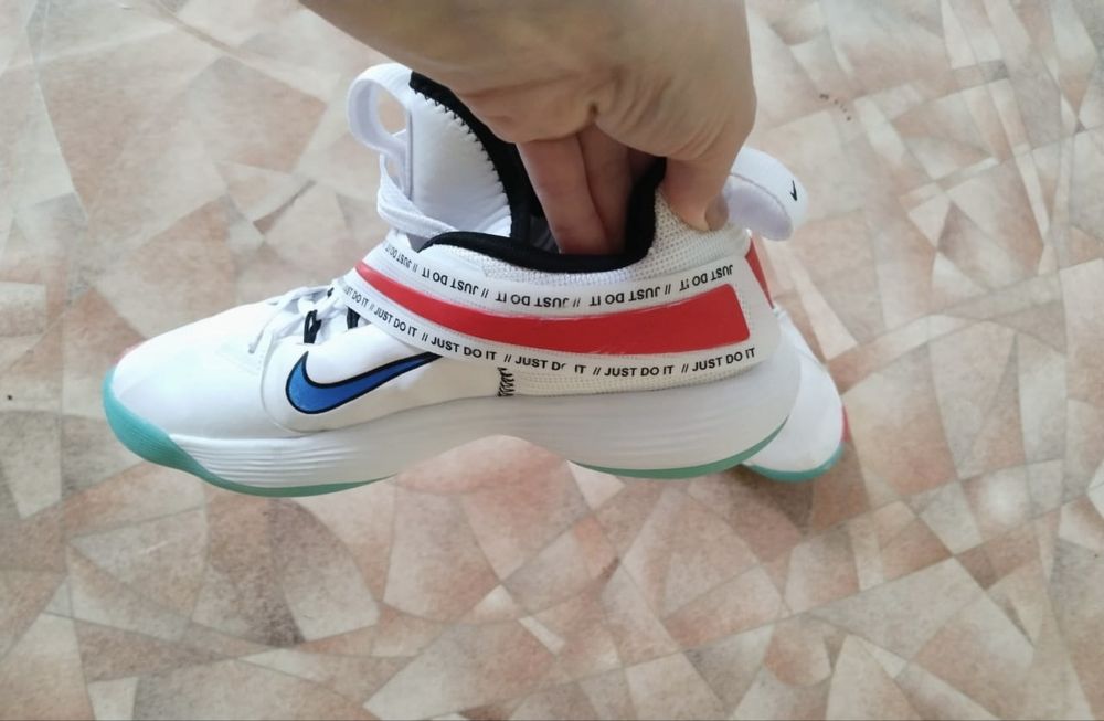 спортивные кроссовки