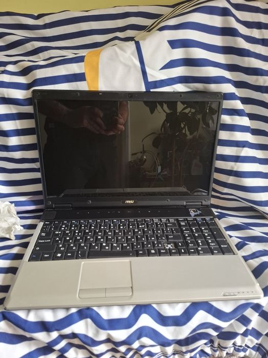 Продавам два лаптопа Toshiba Satellite A200 и  MSI. Работещи за части
