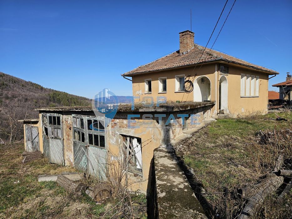 Панорамен парцел с масивна сграда с проект за къща за гости в село Бу