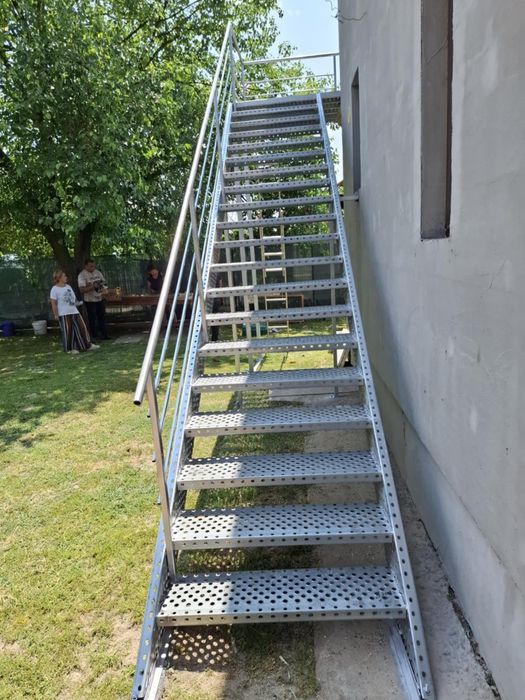 Scări metalice zincate