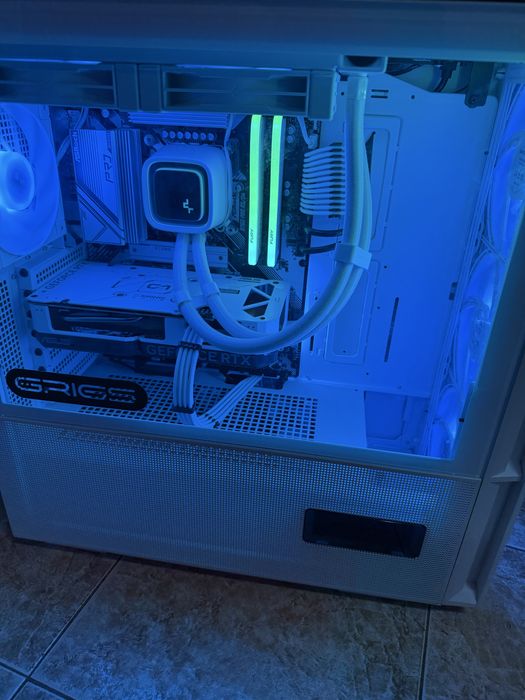 Продавам мощен геймърски компютър + 2× 24″ монитора