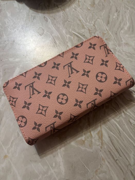 Протмоне Louis Vuitton