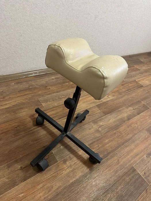 Продам маникюрный стол креслом с стулом