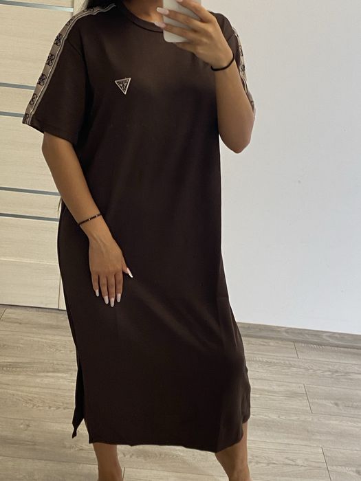 Rochie guess.