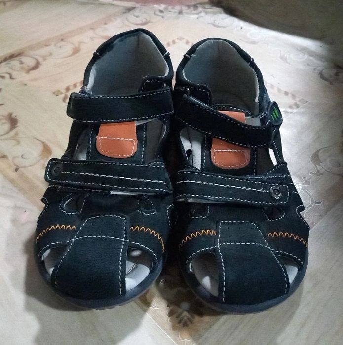 Продам новые сандалии для мальчиков