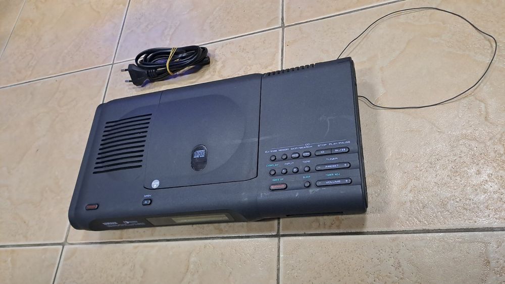 Yamaha може ина 12V, CD/DVD ,вградин усилвател,тунер и мн.екстри-200лв