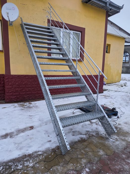 Scari metalice zincate cu montaj