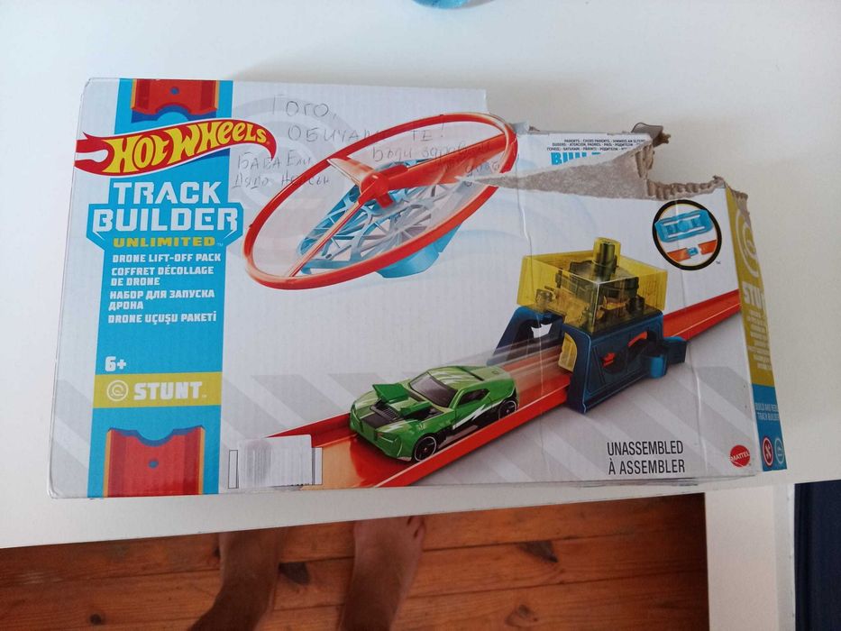 Преминете към началото на галерия със снимки Комплект за писта Mattel Hot Wheels Stunt Drone Lift-Off Pack, с 1 кола