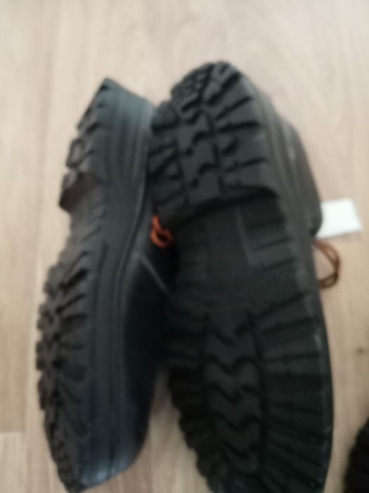 Продам рабочие ботинки размер42.