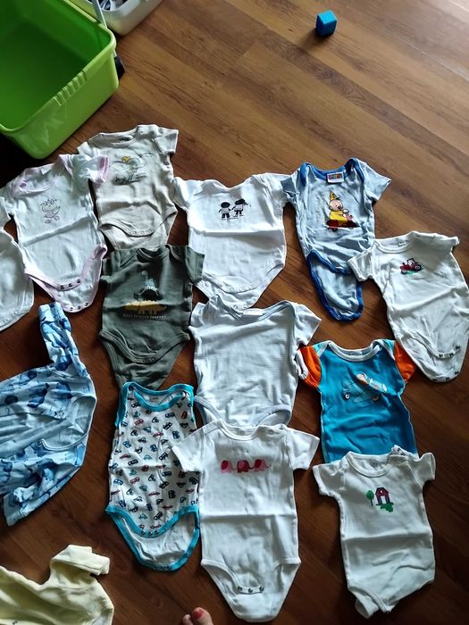 дрешки за момче от 0 до 3 и от 3 до 9 месеца. Ниски цени.