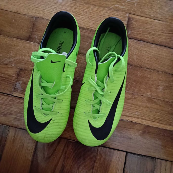 GHETE de fotbal Nike cu crampoane, marimea 30