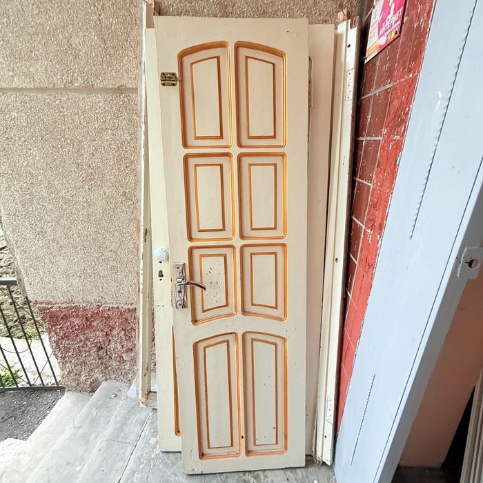 Eshik sotiladi 6 ta  4tasi 80smga 2 metr. 2 tasi 60sm ga 2 metr