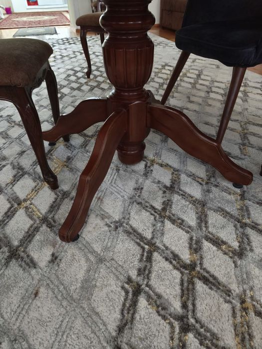 Обеденный стол и стулья