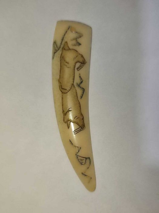 Брелок из кости моржа гравированный