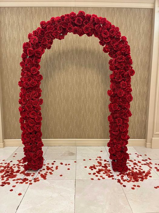 Украса за сватба арка с червени рози, стойка, статив, свещници, плата