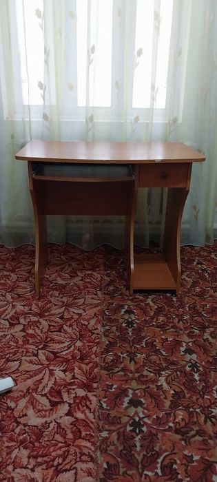 Продается компьютерный стол в хорошем состояние