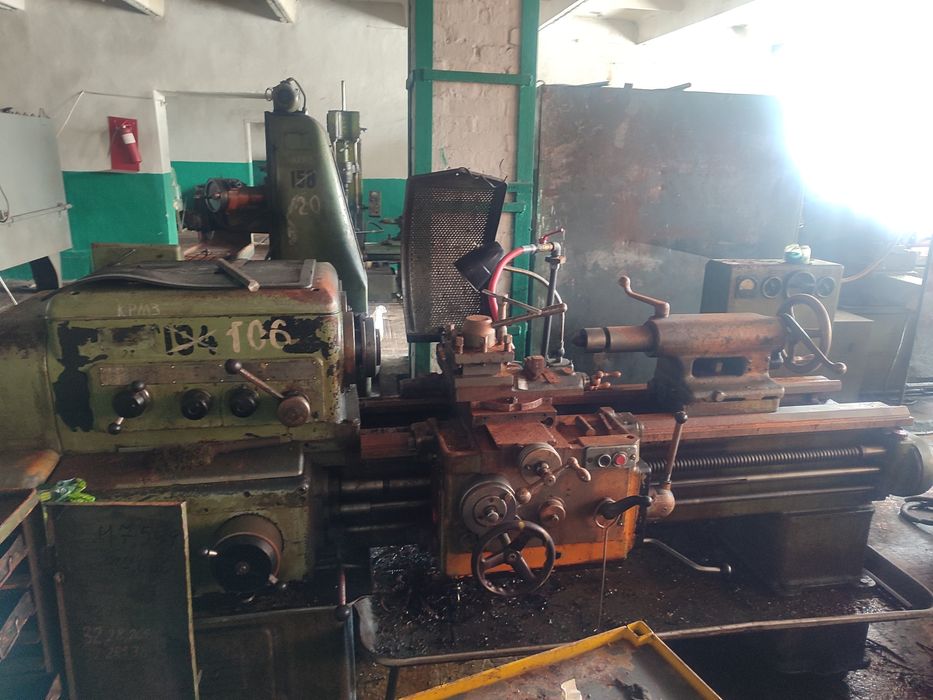 Токарный станок в рабочем состоянии