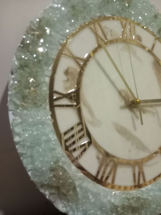 Qo‘lbola dizaynli marmar ko‘rinishdagi devor soati"