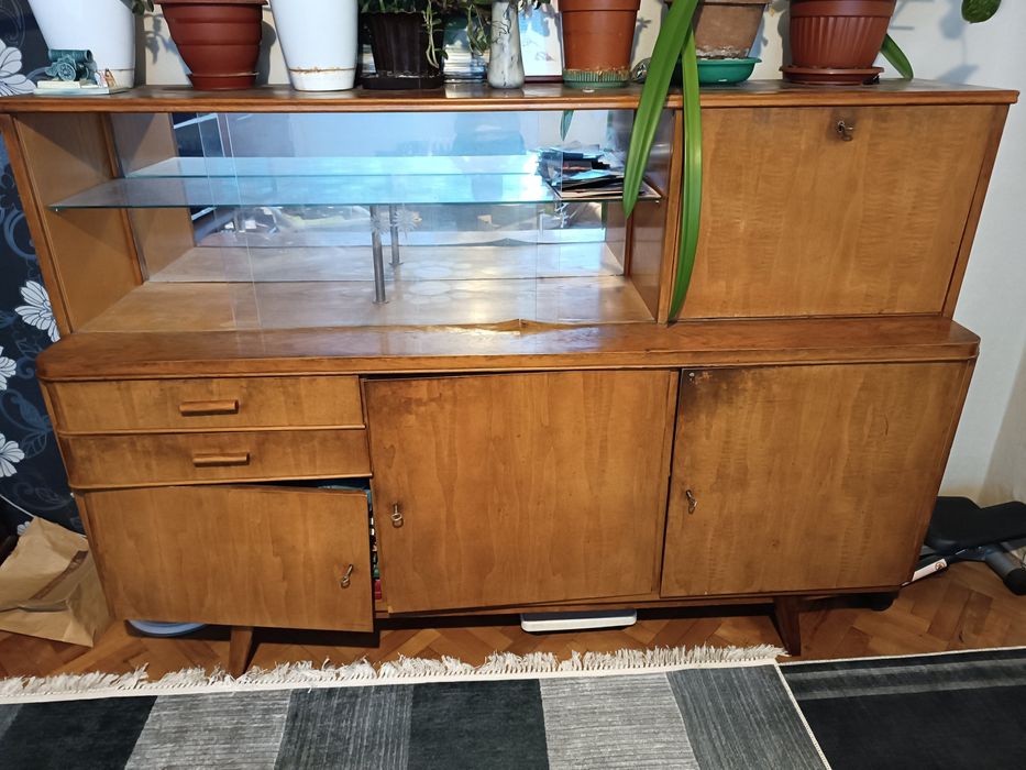 Бюфет с витрина и шкафове