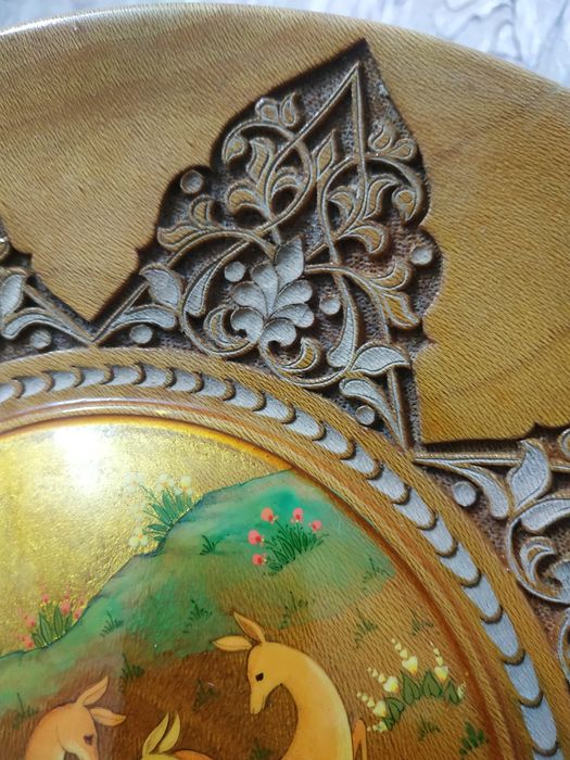 Тарелка для интерьера из ореха