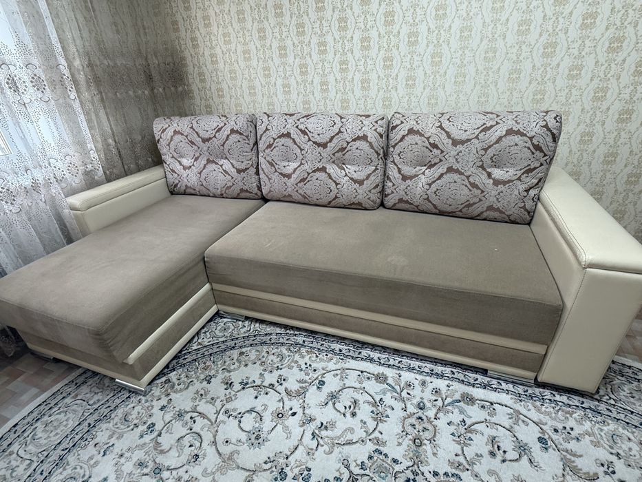 Продам диван угловой компактный