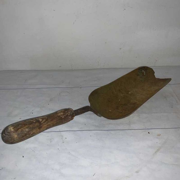 Mierta din bronz cu maner din lemn