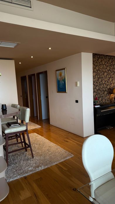 Închiriez Apartament de Lux • 3 Cam • pe malul mării • Terasă